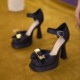 Square-headed buckle straps and hollow sandals