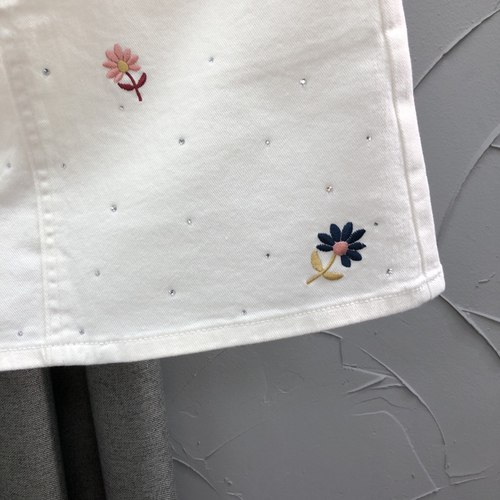 欧货白色高腰花朵刺绣牛仔短裙女夏天时尚新款百搭A字半身包臀裙 - 图1