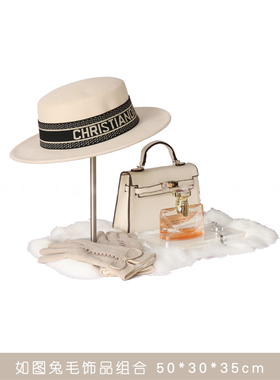 |暖冬女士衣柜|样板房衣帽间卡其色主卧简约皮毛外套软装组合摆件