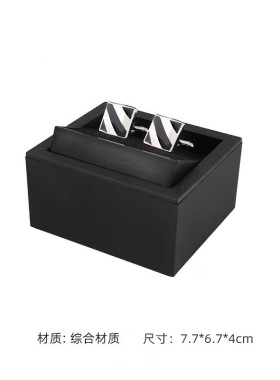 现代轻奢样板间展厅衣帽间化妆台摆件男士香水袖口手表盒托盘组合