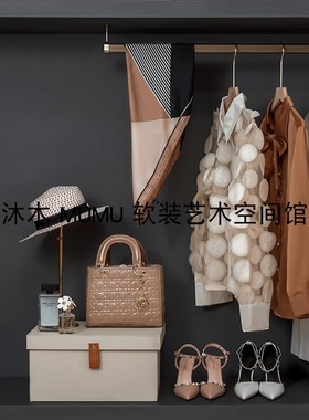 奶油风样板间女士衣柜衣帽间梳妆台饰品摆件连衣裙包包帽子展示