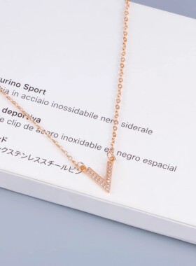 新加坡纯银chomel项链女潮纯银闪钻字母V轻奢简约锁骨链简约吊坠