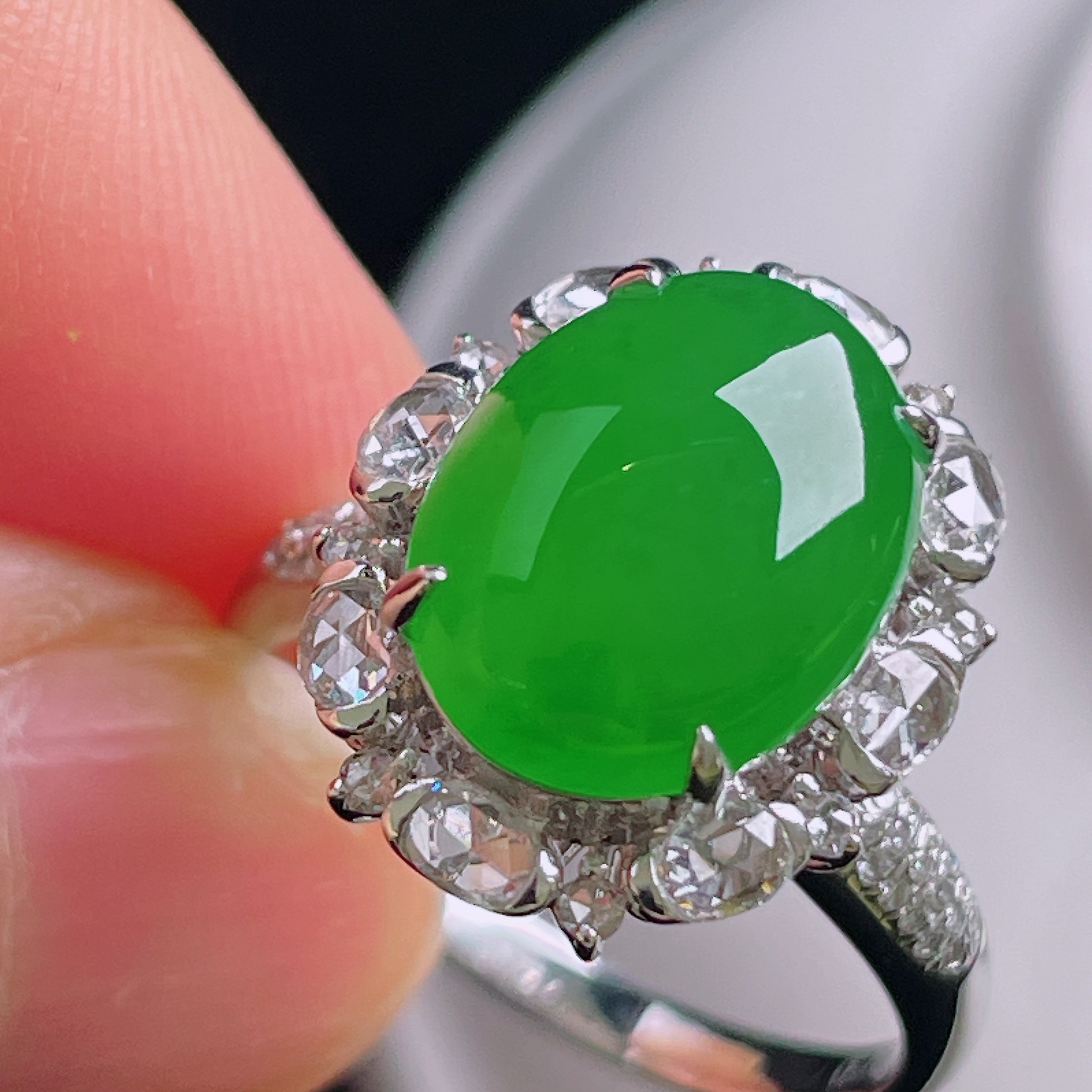 Cuiqin Emperor Bingyang Green Cabochon Ring 18k gold diamond inlaid with natural A-grade jadeite full and translucent