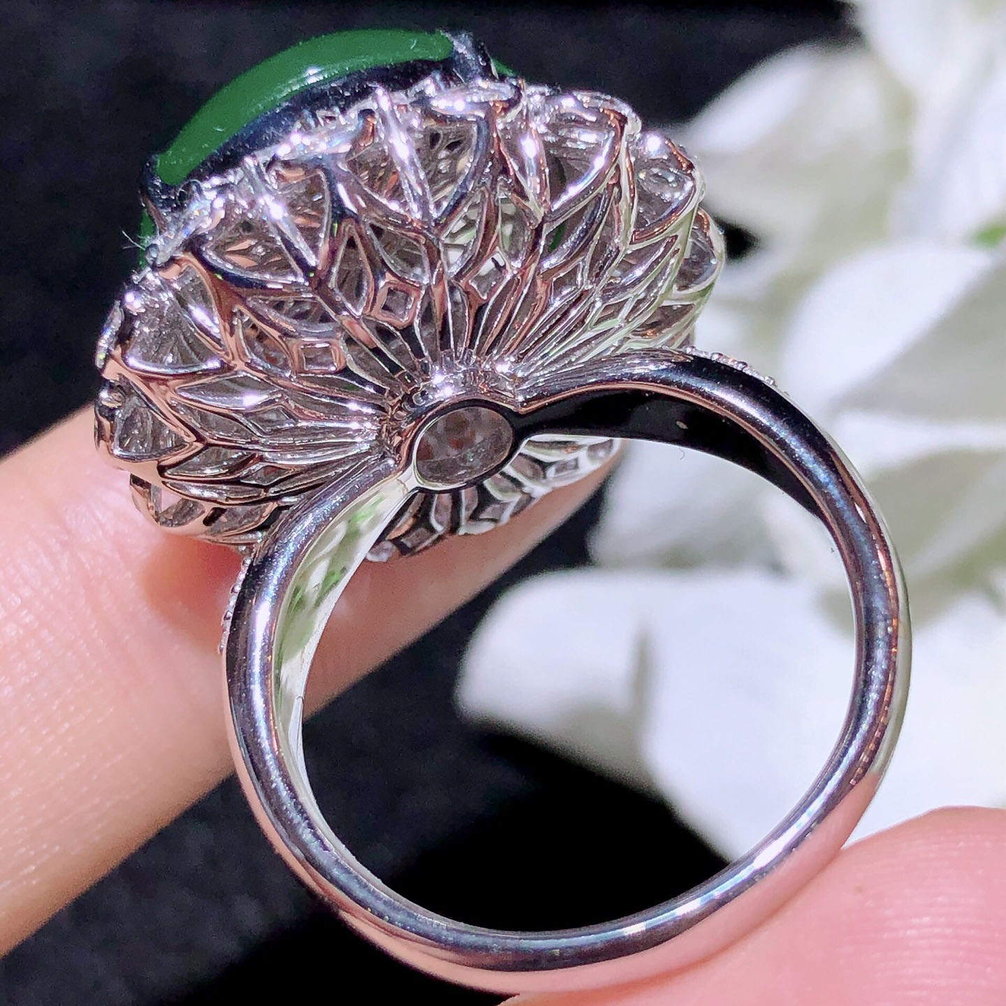 Cuiqin Emperor Bingyang Green Cabochon Ring 18k gold diamond inlaid with natural A-grade jadeite full and translucent