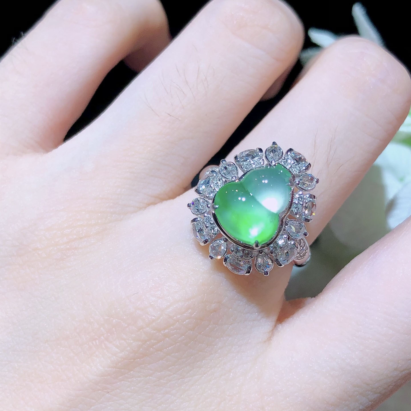 Emperor Cuiqin's ice floating green gourd ring, 18k gold diamond inlaid with natural A grade jadeite, full and translucent.
