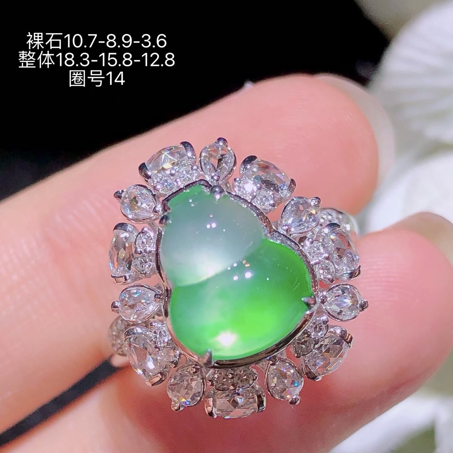 Emperor Cuiqin's ice floating green gourd ring, 18k gold diamond inlaid with natural A grade jadeite, full and translucent.