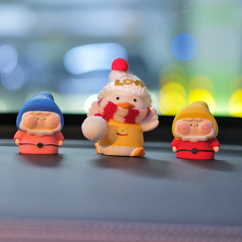 新年圣诞节礼物汽车控台香薰装饰摆件可爱公仔桌面高级男女伴手礼