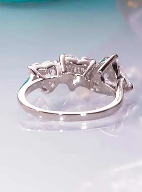 莫桑石时尚超闪三颗爱心戒指