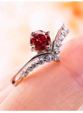 D色莫桑石V形四爪红宝石戒指