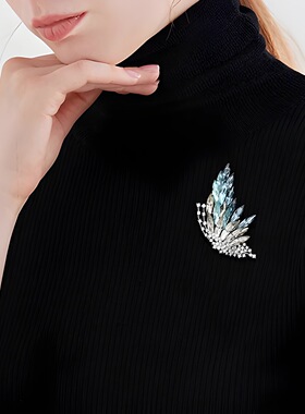 2026新款渐变水晶蝴蝶胸针女奢华气质胸花小众感别针衣服配饰女