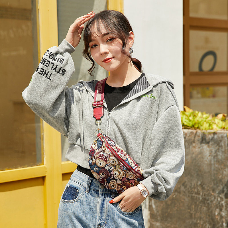 小熊依恋2021新款运动腰包斜挎包 pjev女士包袋