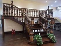 The show steps up the stairs XB14008 the XB14008