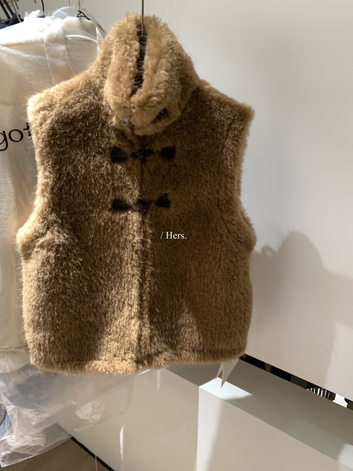 一勺甜 hers牛角扣立领仿皮毛一体牛角扣马甲女2025冬季 92657#,淘宝优惠券,粉丝福利购,淘宝优惠卷