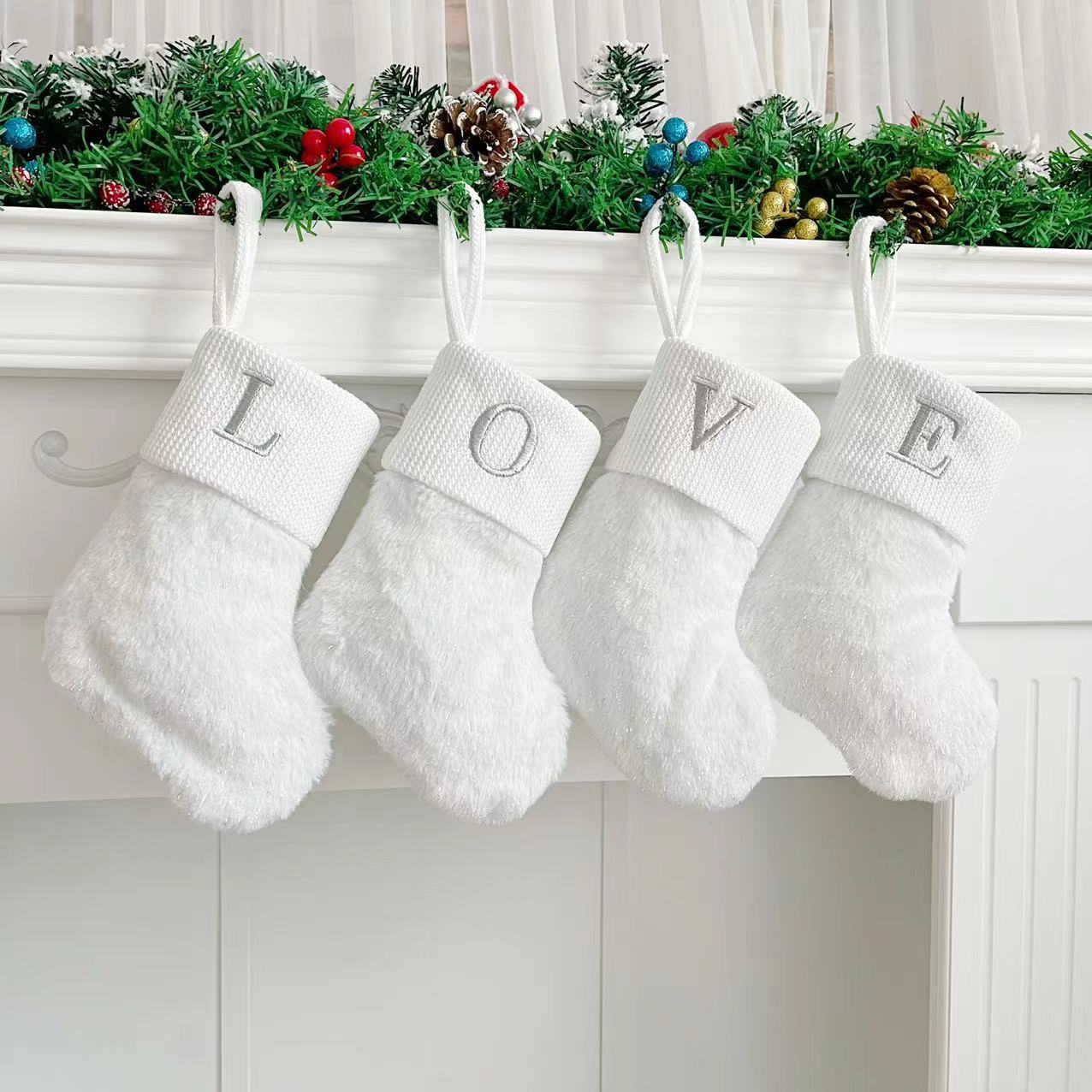 2023新款圣诞袜礼物袋白色亮丝毛绒袜26字母可爱字母袜节日挂件 - 图2