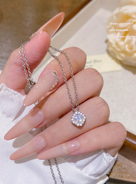 简约学生钛钢项链配饰女百搭高级感不掉色锁骨链超闪锆石方糖吊坠