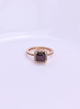 酒红色宝石镶嵌优雅大气高级戒指