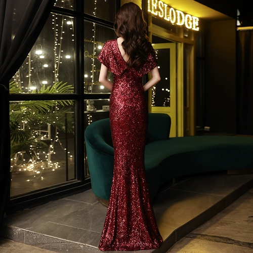 Бордовое весеннее длинное вечернее платье, элегантные блестки для ногтей для невесты, городской стиль, яркий броский стиль