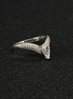 灵狐水滴一克拉梨形戒指