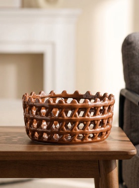 手工编织陶瓷镂空花纹收纳篮摆件