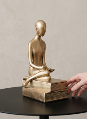 北欧金色人物书籍树脂摆件
