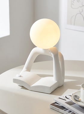 现代简约树脂读书人桌面摆件