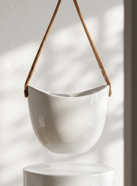 简约白色陶瓷半月包软皮手柄摆件