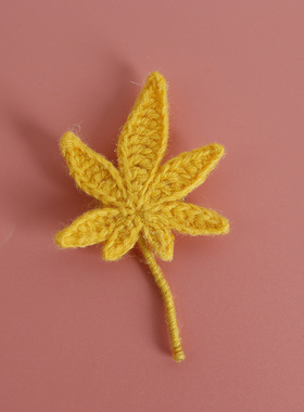 手工编织羊绒枫叶胸针
