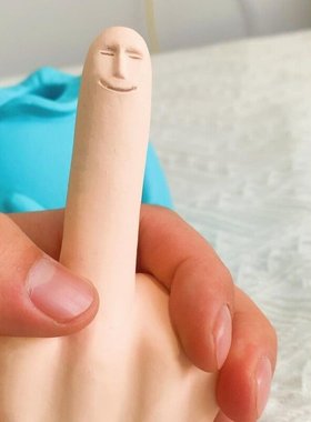 搞笑中指摆件微笑小蓝胖整蛊搞怪玩具创意沙雕摆件男友愚人节摆件