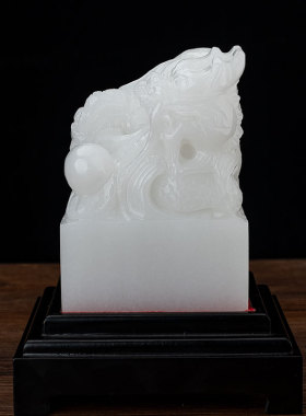 双龙戏珠福雅禄天然玉石摆件