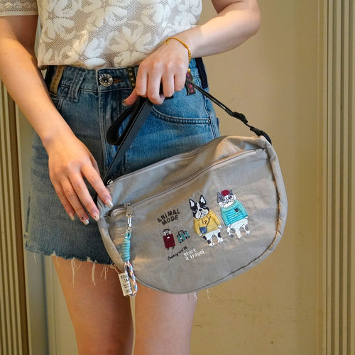 日本正品Kusuguru 实用款半月包 重工刺绣猫咪贴布单肩包休闲斜挎 - 图2