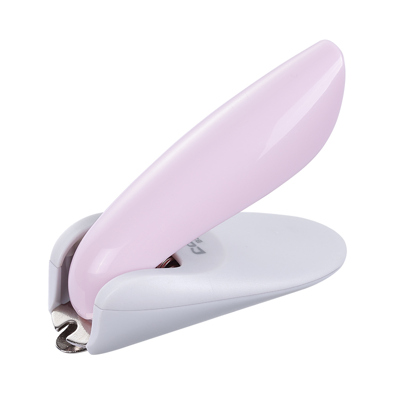 The stapler and staple remover work together to make it easy and labor-saving