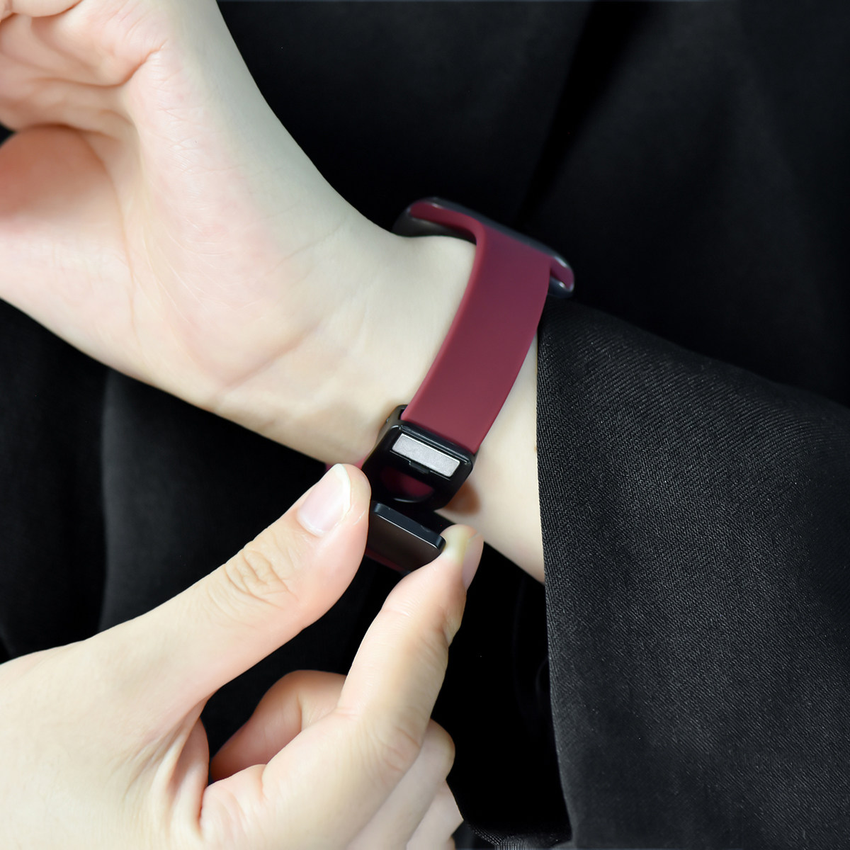 适用applewatchS11硅胶折叠磁吸表带9/8小蛮腰苹果手表S10表带腕带iwatch7/6/5/4/SE表带41/40mm运动防水女夏,淘宝优惠券,粉丝福利购,淘宝优惠卷