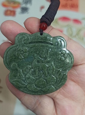 天然翡翠吊坠山水鹿牌梅花鹿