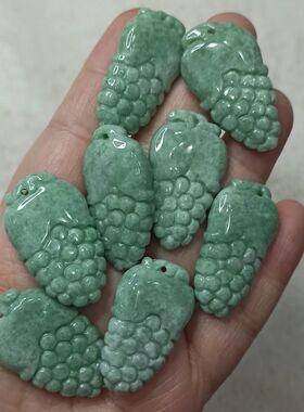 天然翡翠绿底葡萄吊坠豆种