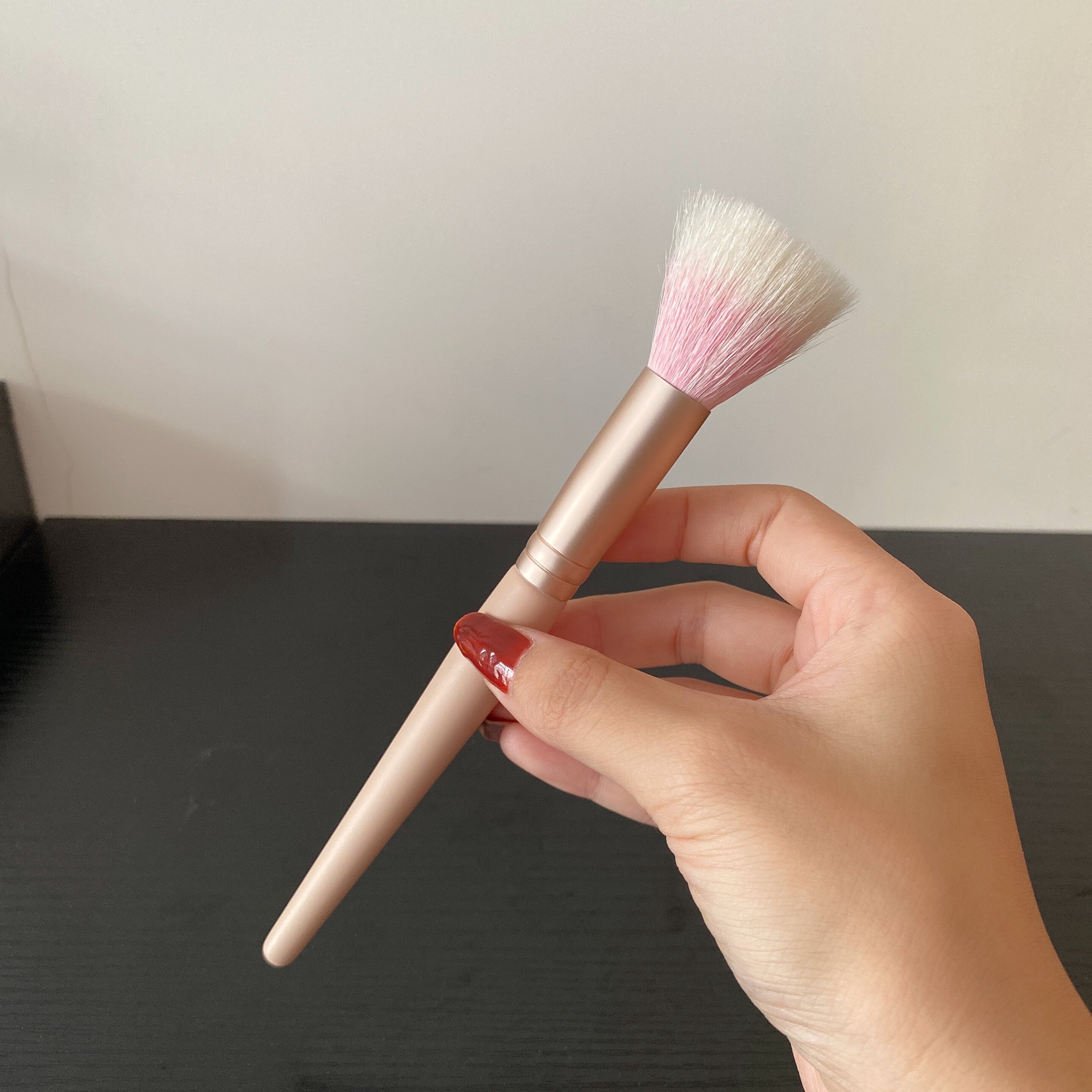 粉色羊毛点彩刷动物毛腮红刷高光刷提亮化妆刷细光锋羊毛彩妆刷