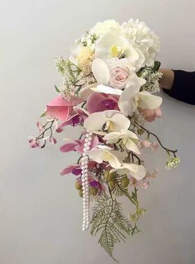 水滴瀑布花白色蝴蝶兰马蹄莲花束