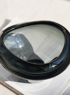 现代轻奢烟灰色艺术玻璃三角形果盘客厅摆件样板间软装桌面收纳盘