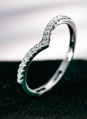 仿真石戒指V字型单排戒皇冠女戒群镶王冠单身尾戒叠戴925银莫桑石