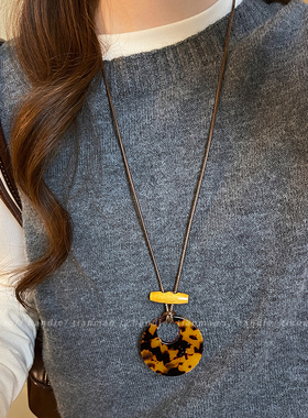 复古豹纹圆形吊坠项链女款2025新款高端轻奢设计感颈链毛衣链配饰