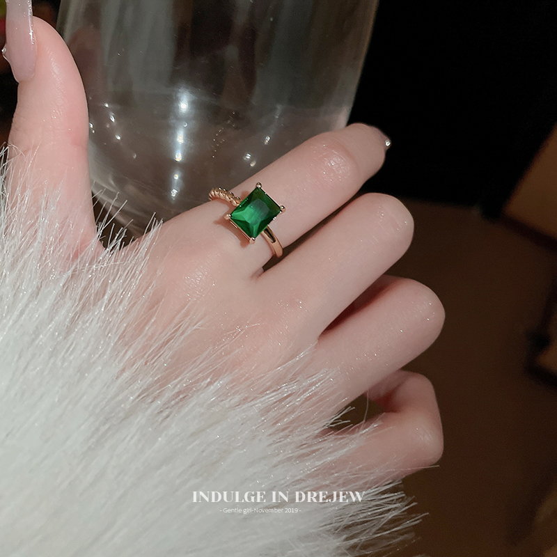 祖母绿戒指女轻奢高级感时尚指环小众设计2024新款爆款个性手饰
