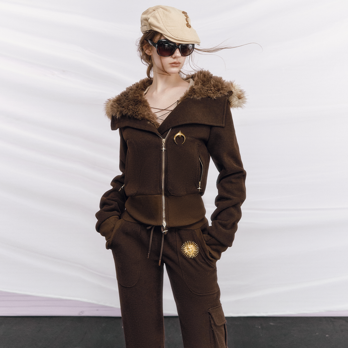 【现货】OfAkiva“猎鹰湖”斜门襟星星拉链连帽上衣立体袋裤套装 - 图0