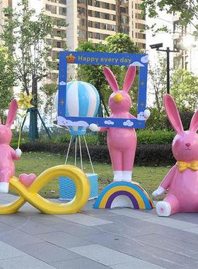 户外卡通抽象兔子雕塑商场幼儿园坐凳景观玻璃钢景区网红座椅摆件