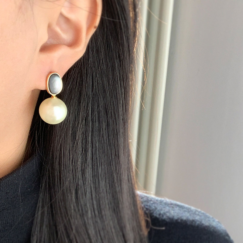 奥米迪奥双色白贝母珍珠吊坠感耳钉 aomidior耳钉