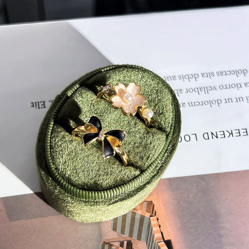 The script kills the past Liu Muchao's sweet souvenir black and white double ring cherry blossom and bow temperament ring gift