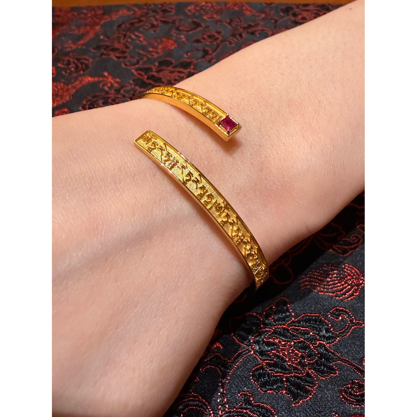 安伯曼18K金50分左右红宝石方形18K金开口手镯,淘宝优惠券,粉丝福利购,淘宝优惠卷