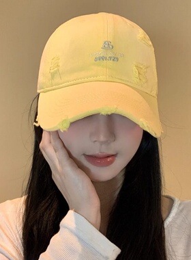 黄色刺绣字母帽复古感不戳你吗？
