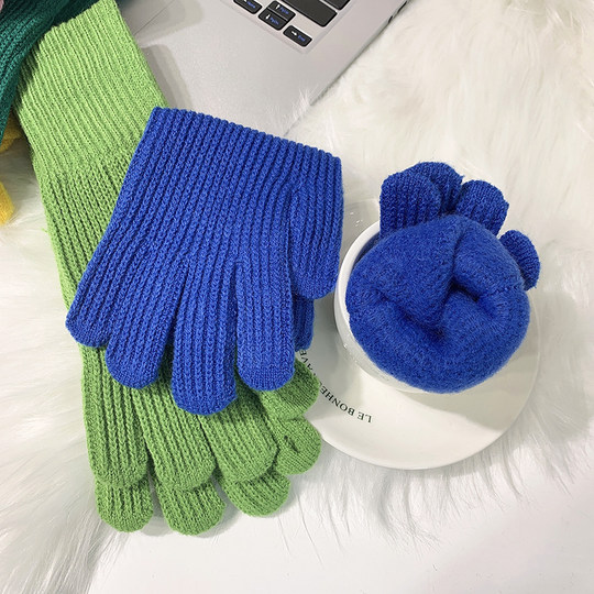 Student knitted long woolen gloves touch screen