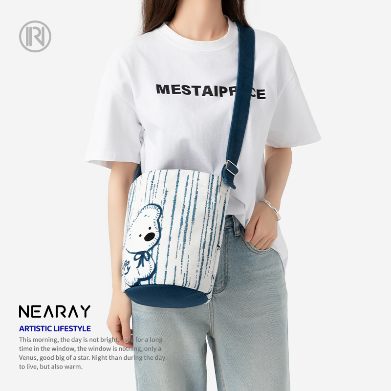 尼睿新款原创清新小狗水桶包可爱休闲简约百搭斜挎帆布包包女AC - 图0