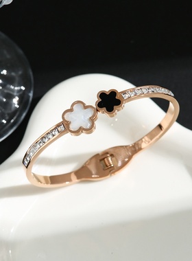新款黑白贝母镶钻小花朵钛钢手镯弹簧开口幸运草个性手饰品不掉色