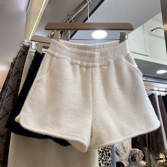 毛绒短裤女秋冬季外穿a字版2025新款配靴子的裤子小个子打底靴裤